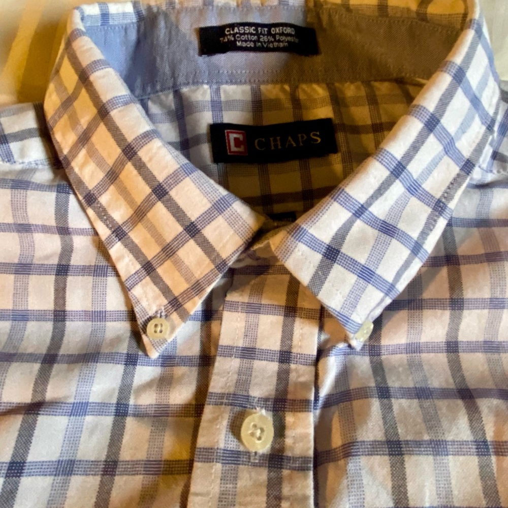 Chaps Men’s wrinkle free long sleeve button down shirt. Size Large